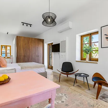 Ξενοδοχείο με διαμερίσματα Kallistheni - Stylish In 3*